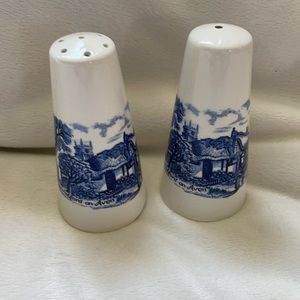 Vintage Shakespeare Country Salt & Pepper shakers.